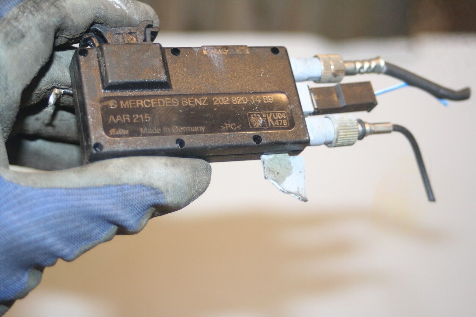 2000 MERCEDES C CLASS W202. 2028201489 STEREO AERIAL ANTENNA AMPLIFIER - Image 4