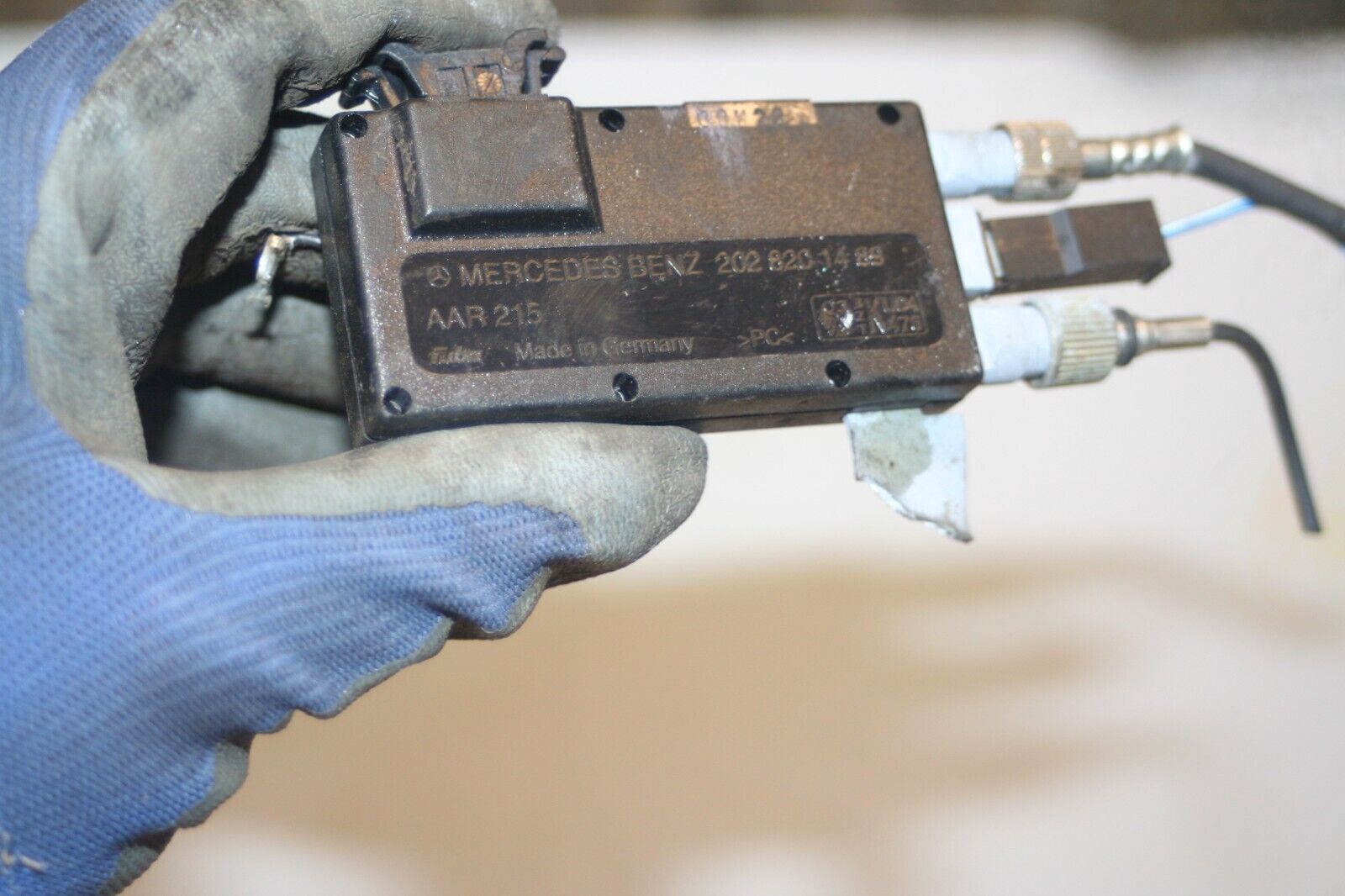 2000 MERCEDES C CLASS W202. 2028201489 STEREO AERIAL ANTENNA AMPLIFIER - Image 5