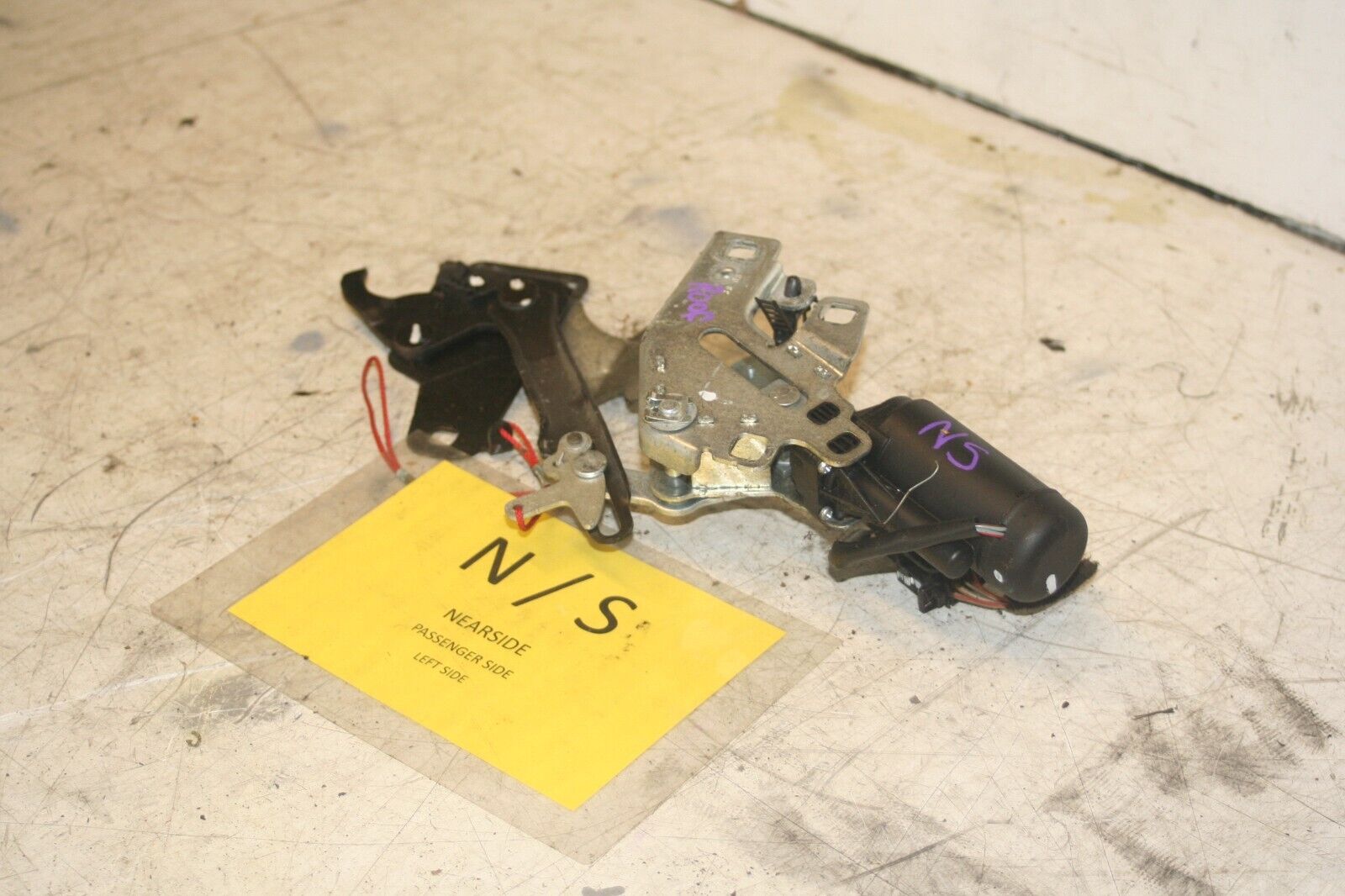 2004 VOLKSWAGEN CONVERTIBLE BEETLE 1.8T. PASSENGER SIDE CONVERTIBLE ROOF MOTOR - Image 2