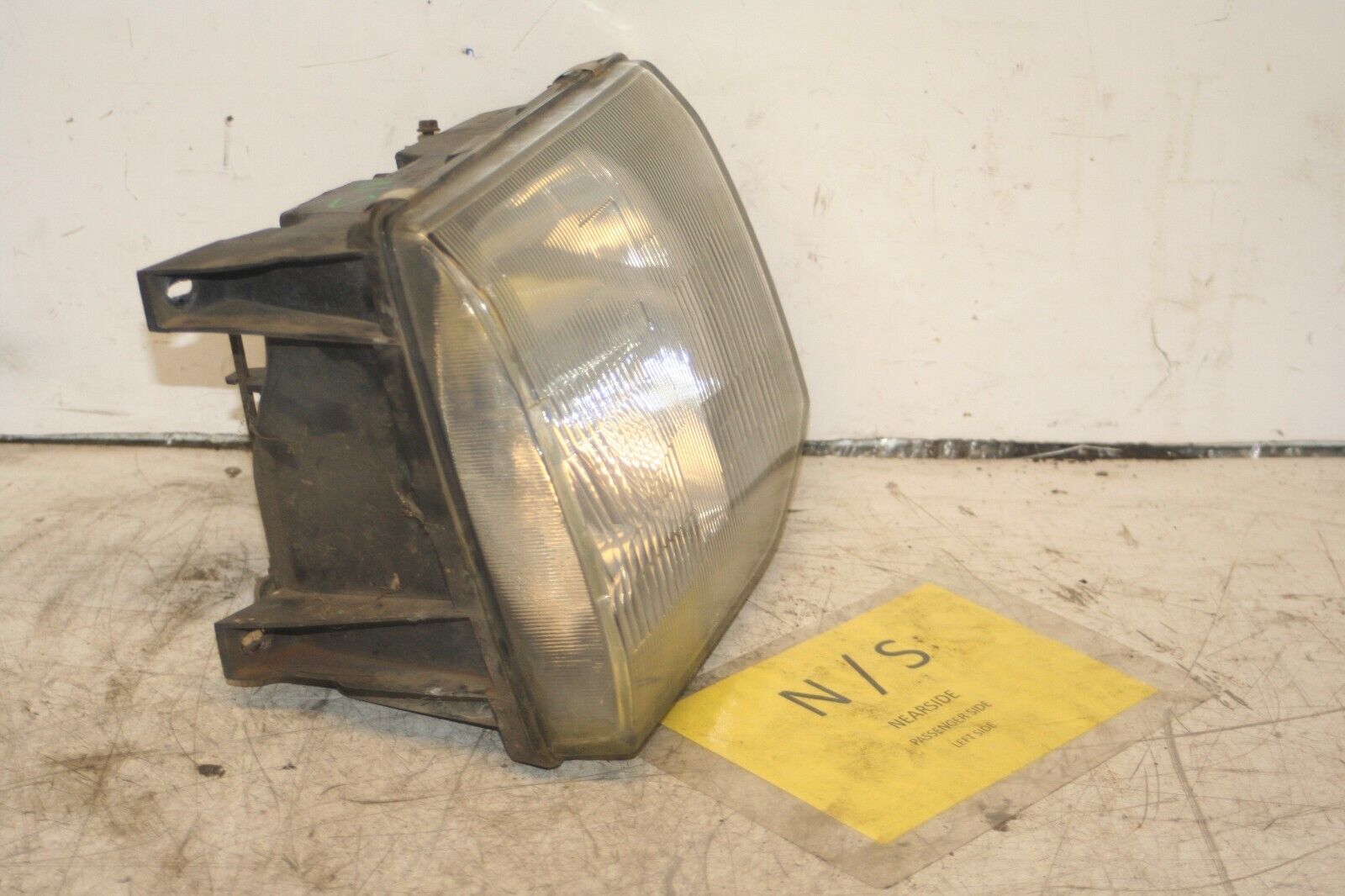 1994 MITSUBISHI PAJERO SHOGUN. PASSENGER SIDE HEADLIGHT - Image 2