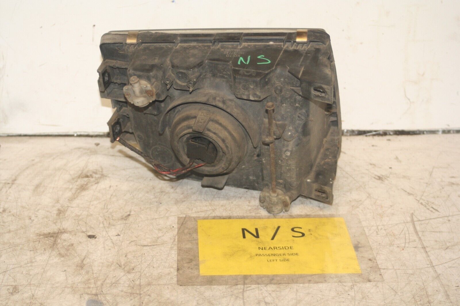 1994 MITSUBISHI PAJERO SHOGUN. PASSENGER SIDE HEADLIGHT - Image 3