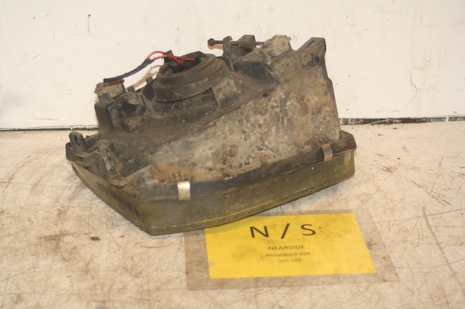 1994 MITSUBISHI PAJERO SHOGUN. PASSENGER SIDE HEADLIGHT - Image 4