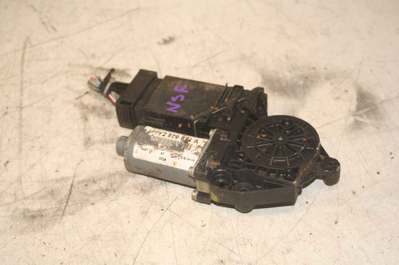 2004 VOLKSWAGEN CONVERTIBLE BEETLE 1.8T. PASSENGER SIDE FRONT WINDOW MOTOR - Image 2