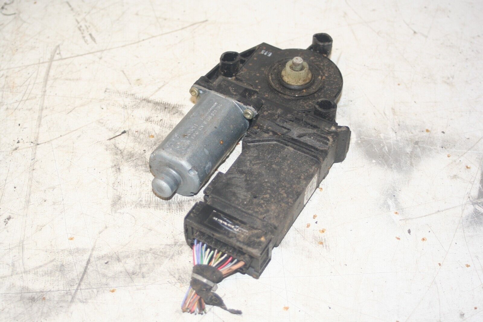2004 VOLKSWAGEN CONVERTIBLE BEETLE 1.8T. PASSENGER SIDE FRONT WINDOW MOTOR - Image 3