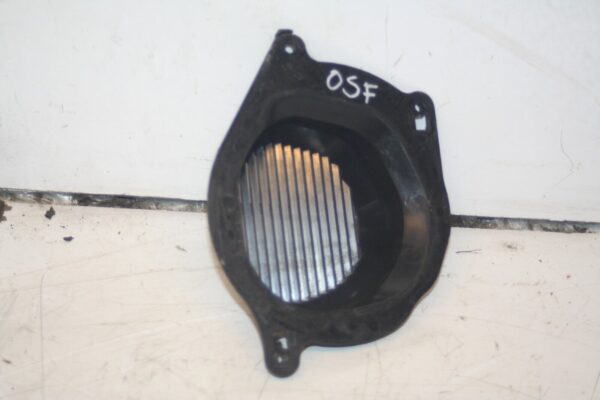 2000 MERCEDES C CLASS W202. DRIVER SIDE FRONT 2028270683 SPEAKER COVER - Image 3