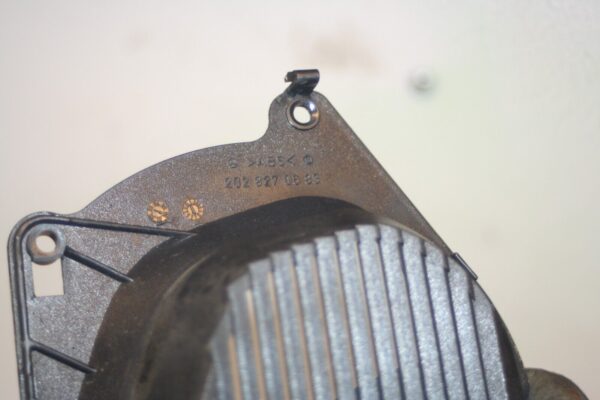 2000 MERCEDES C CLASS W202. DRIVER SIDE FRONT 2028270683 SPEAKER COVER - Image 4