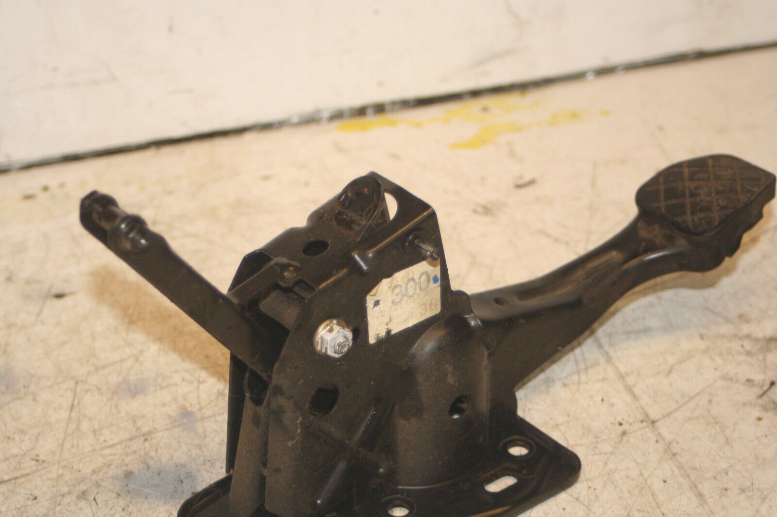 2004 VOLKSWAGEN CONVERTIBLE BEETLE 1.8T. BRAKE PEDAL - Image 2