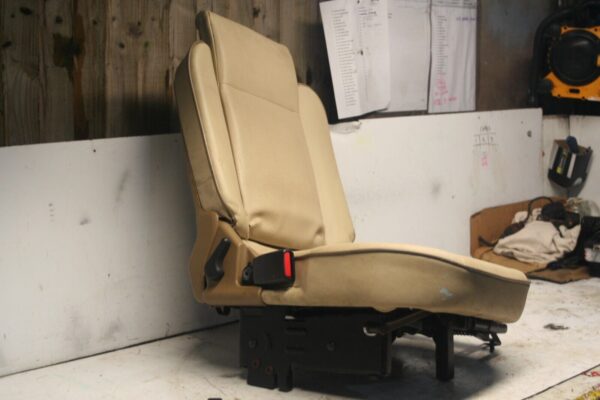 2001 LAND ROVER DISCOVERY 2 TD5. PASSENGER REAR 3RD ROW SEAT CREAM LEATHER - Image 2