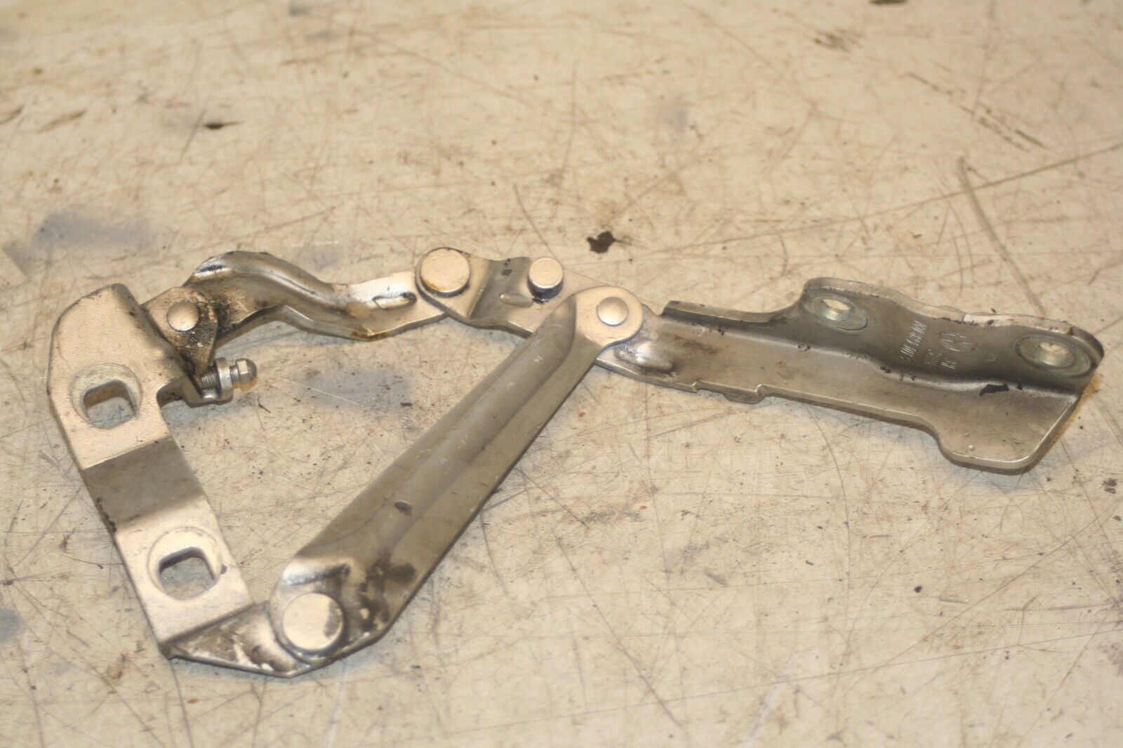 2004 VOLKSWAGEN CONVERTIBLE BEETLE 1.8T. BONNET HINGE - Image 2