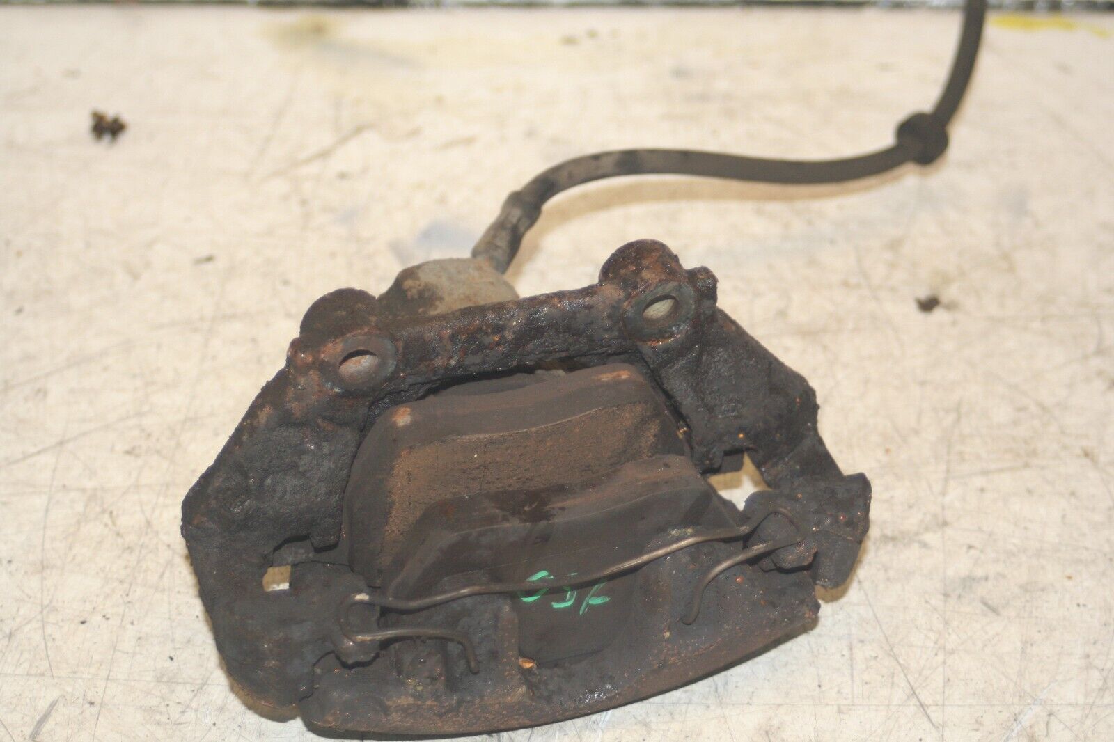 2004 VOLKSWAGEN CONVERTIBLE BEETLE 1.8T DRIVER SIDE FRONT BRAKE CALIPER CARRIER