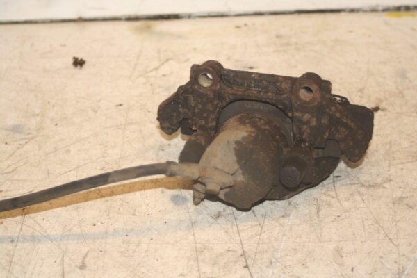 2004 VOLKSWAGEN CONVERTIBLE BEETLE 1.8T DRIVER SIDE FRONT BRAKE CALIPER CARRIER - Image 2