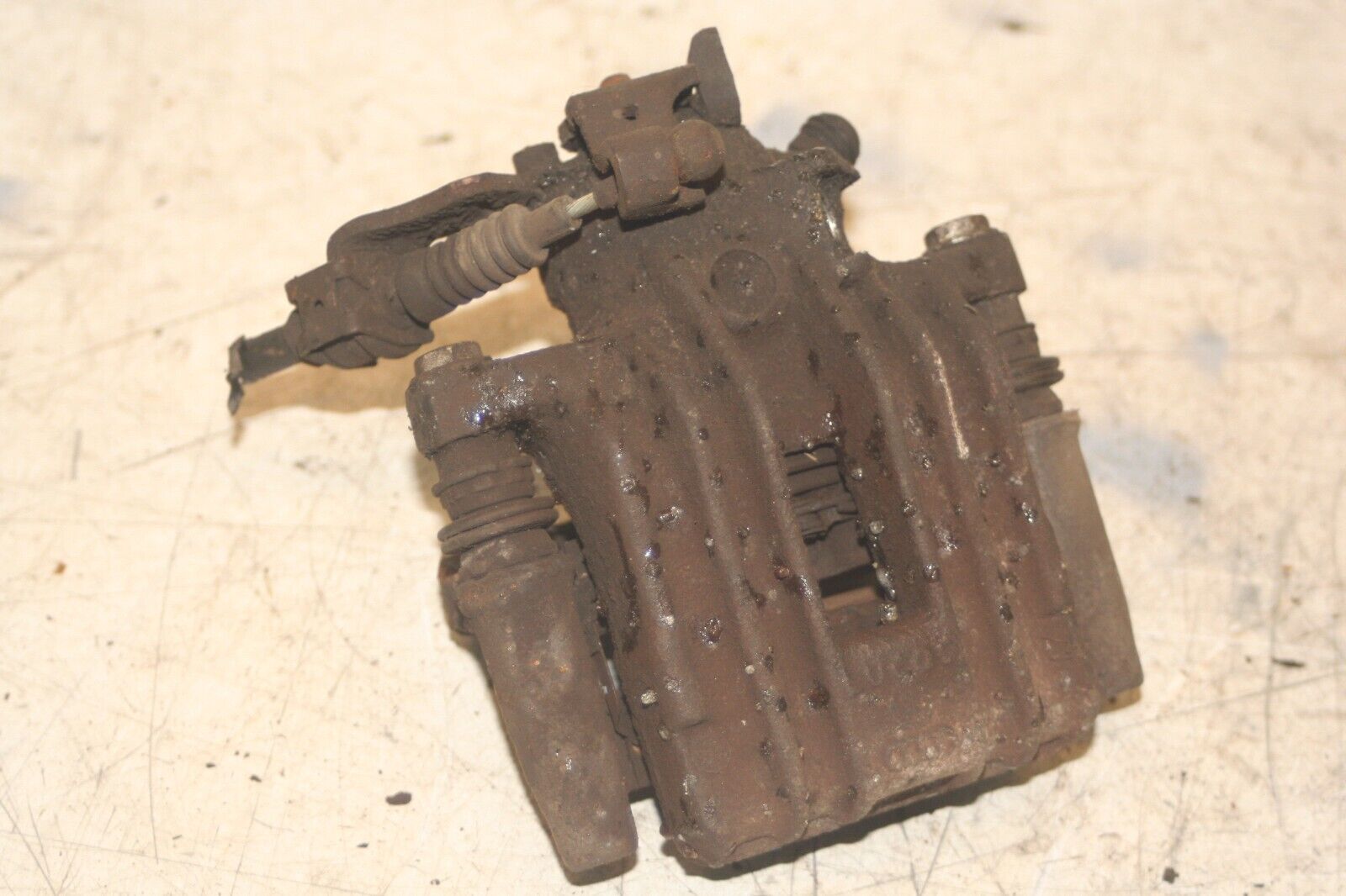 2004 VOLKSWAGEN CONVERTIBLE BEETLE 1.8T DRIVER SIDE REAR BRAKE CALIPER CARRIER - Image 2