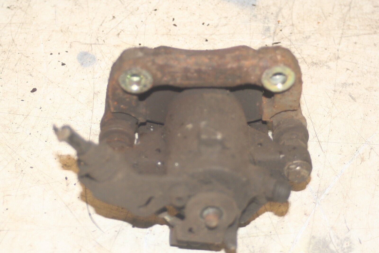 2004 VOLKSWAGEN CONVERTIBLE BEETLE 1.8T DRIVER SIDE REAR BRAKE CALIPER CARRIER - Image 3