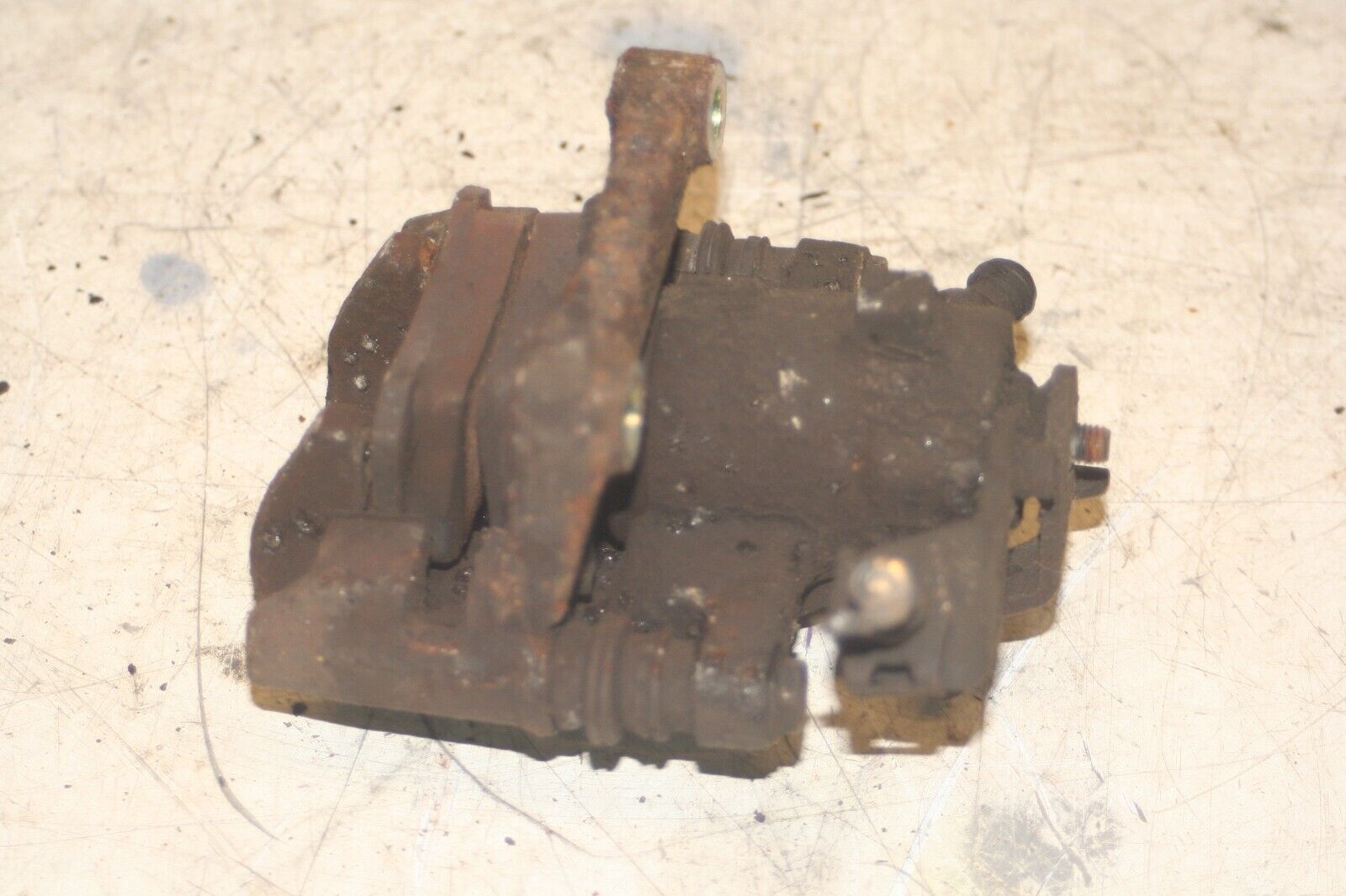 2004 VOLKSWAGEN CONVERTIBLE BEETLE 1.8T DRIVER SIDE REAR BRAKE CALIPER CARRIER - Image 4