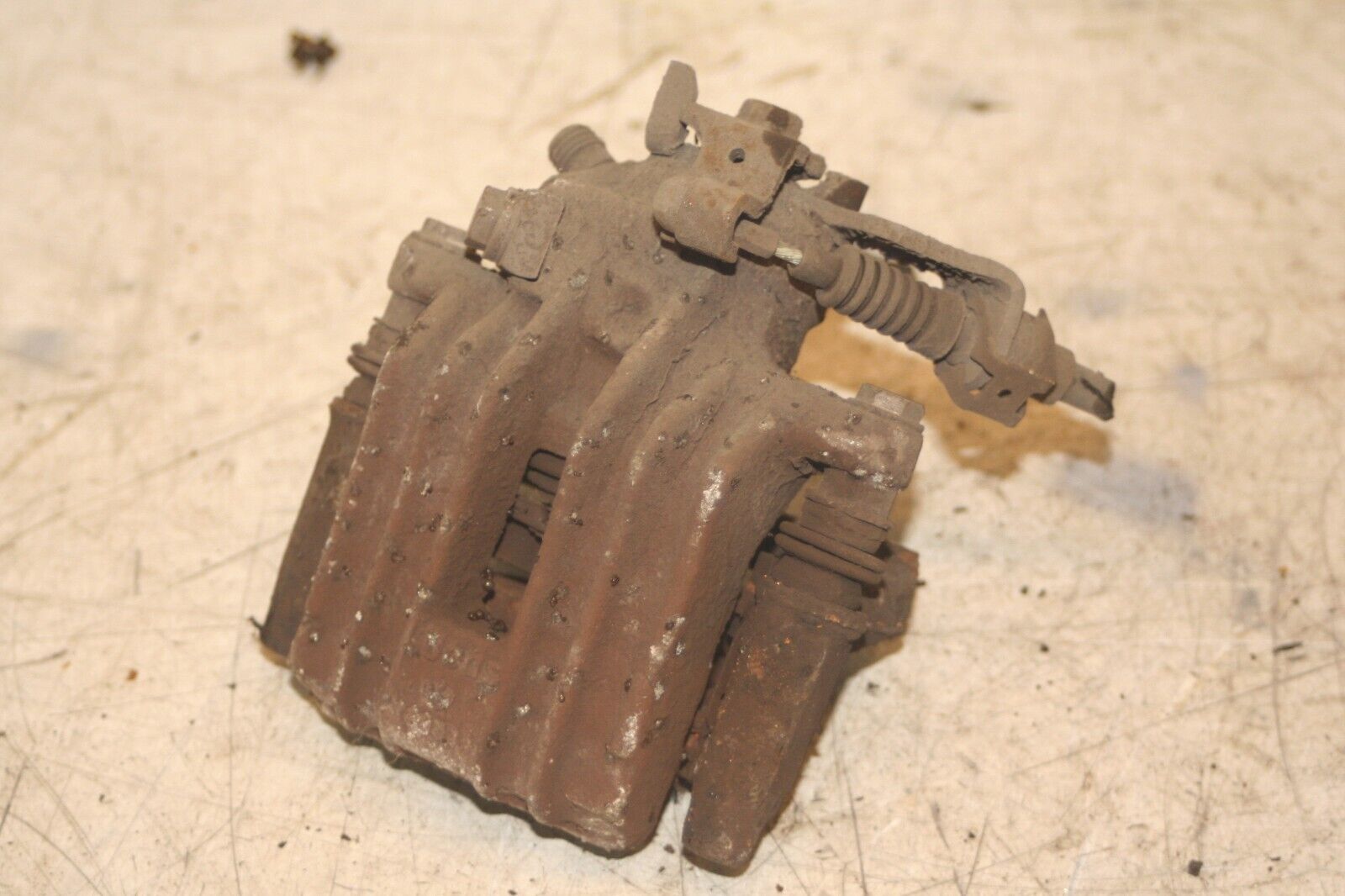 2004 VOLKSWAGEN CONVERTIBLE BEETLE 1.8T NEAR SIDE REAR BRAKE CALIPER CARRIER