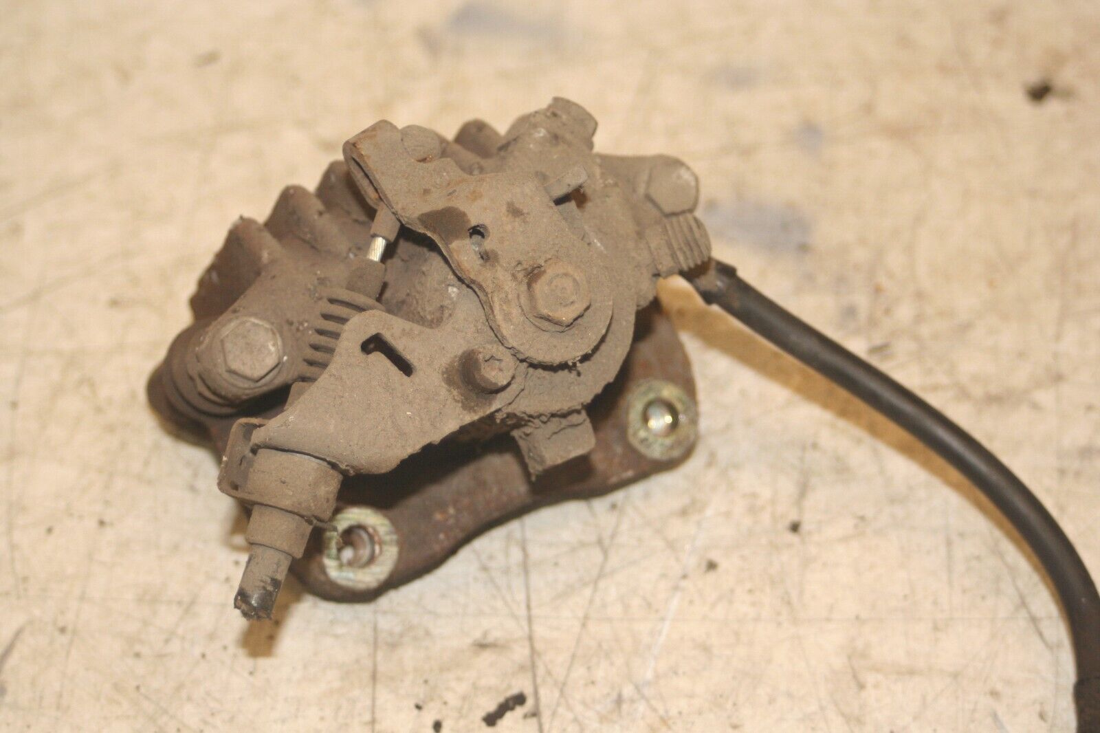2004 VOLKSWAGEN CONVERTIBLE BEETLE 1.8T NEAR SIDE REAR BRAKE CALIPER CARRIER - Image 2