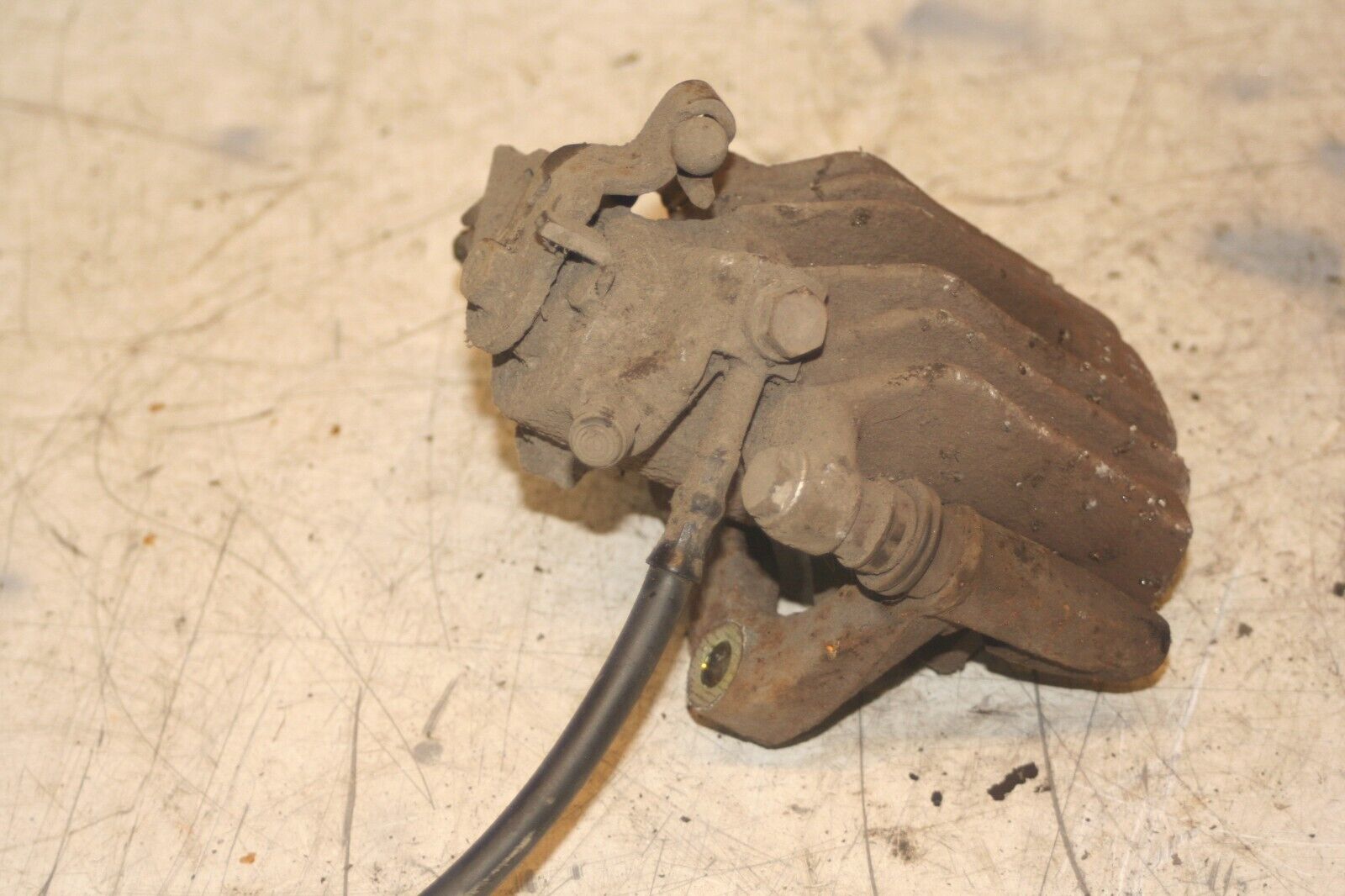 2004 VOLKSWAGEN CONVERTIBLE BEETLE 1.8T NEAR SIDE REAR BRAKE CALIPER CARRIER - Image 3