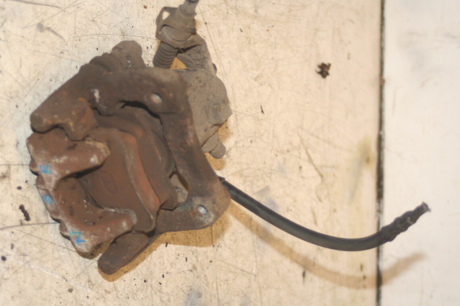 2004 VOLKSWAGEN CONVERTIBLE BEETLE 1.8T NEAR SIDE REAR BRAKE CALIPER CARRIER - Image 4