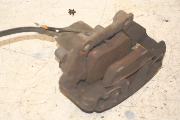 2004 VOLKSWAGEN CONVERTIBLE BEETLE 1.8T NEAR SIDE FRONT BRAKE CALIPER CARRIER - Image 3