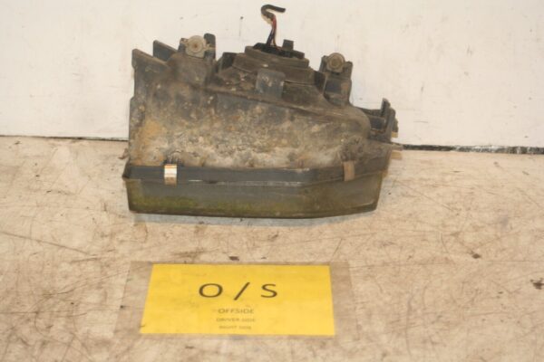 1994 MITSUBISHI PAJERO SHOGUN. DRIVER SIDE HEADLIGHT - Image 4
