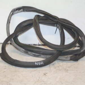 2000 MERCEDES C CLASS W202. DRIVER SIDE REAR DOOR RUBBER