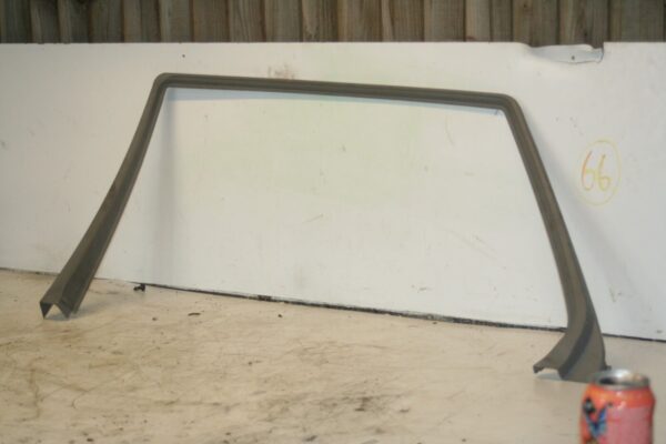 2000 MERCEDES C CLASS W202. DRIVER SIDE REAR WINDOW SURROUND TRIM - Image 2