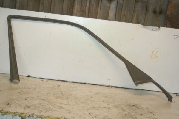 2000 MERCEDES C CLASS W202. PASSENGER SIDE FRONT WINDOW SURROUND TRIM - Image 2