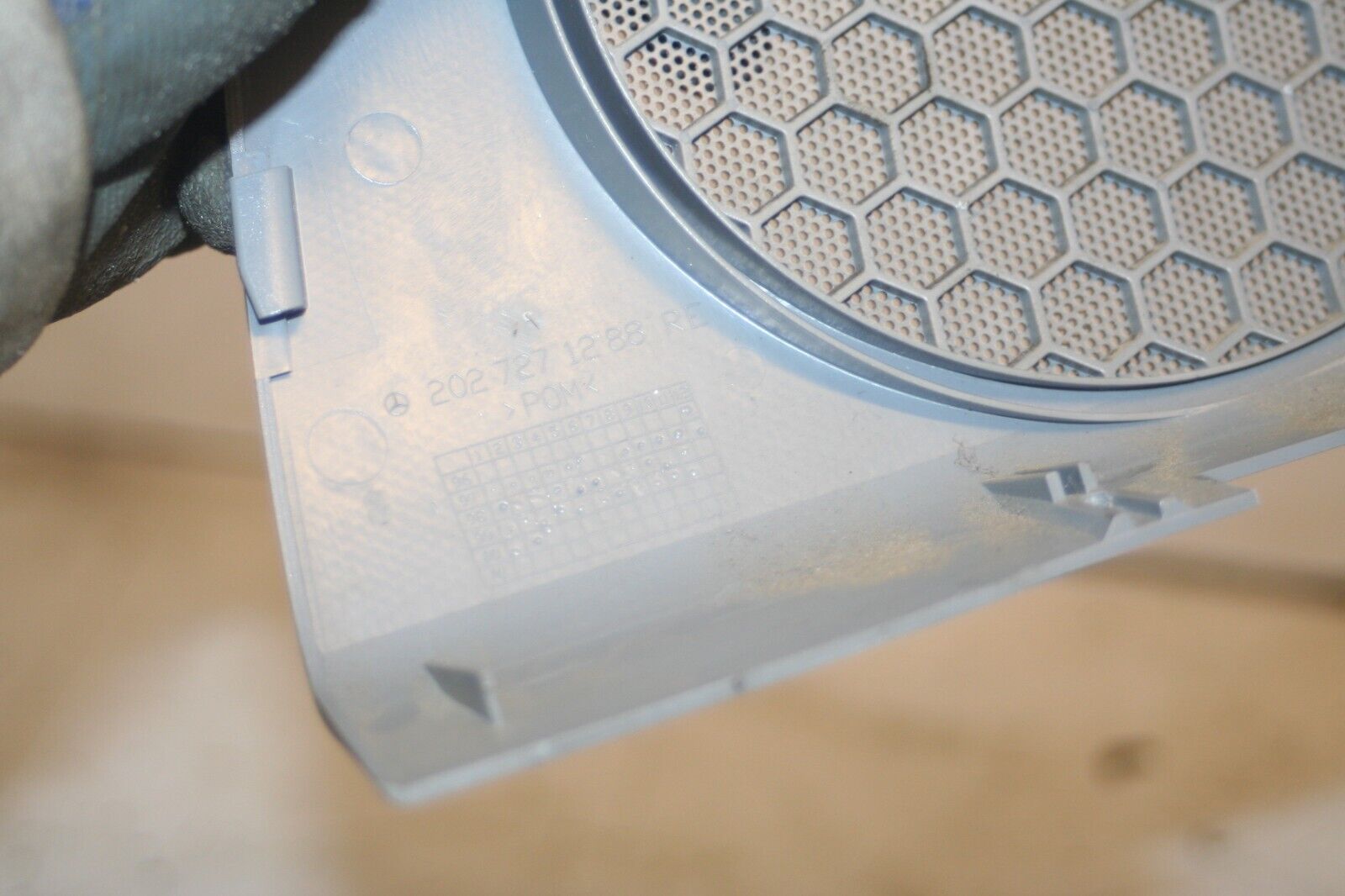 2000 MERCEDES C CLASS W202. DRIVER SIDE FRONT SPEAKER GRILLE - Image 4