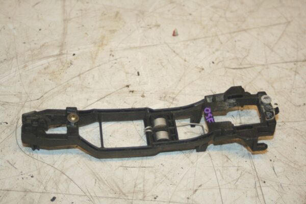 2000 MERCEDES C CLASS W202. DRIVER SIDE FRONT DOOR HANDLE FRAME - Image 3