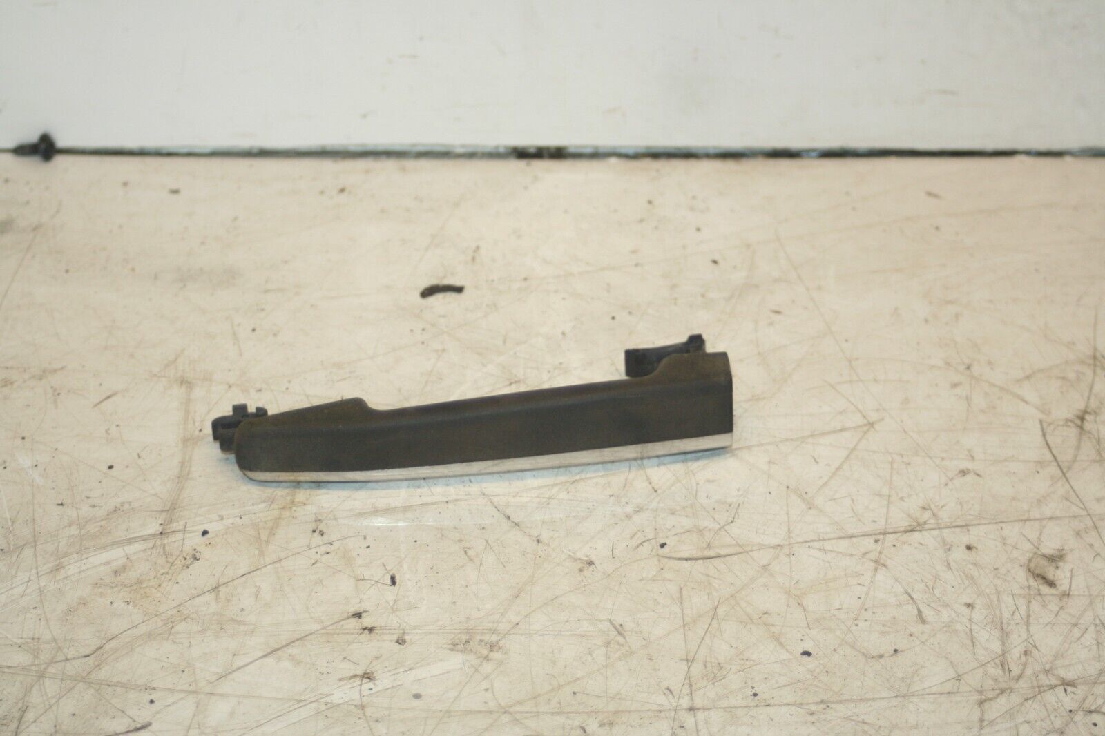 2000 MERCEDES C CLASS W202. DRIVER SIDE FRONT DOOR HANDLE
