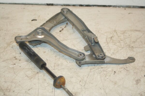 2000 MERCEDES C CLASS W202. BONNET HINGE - Image 2
