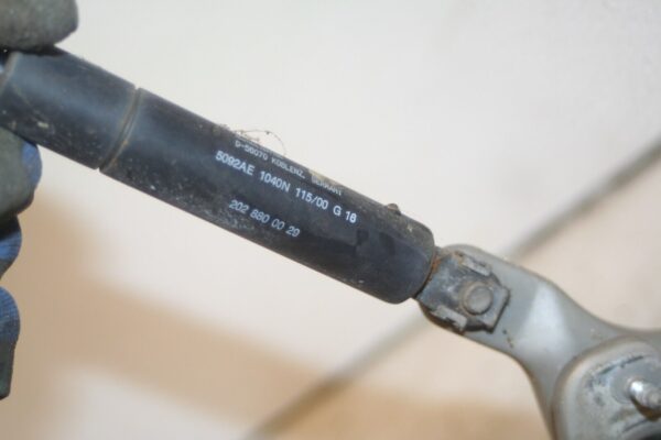 2000 MERCEDES C CLASS W202. BONNET HINGE - Image 4