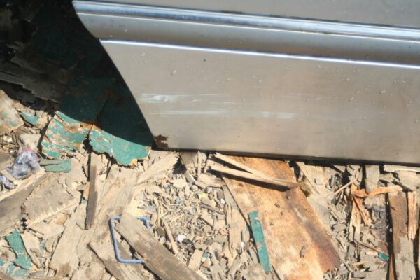 2000 MERCEDES C CLASS W202. DRIVER SIDE REAR DOOR SHELL IN SILVER - Image 3