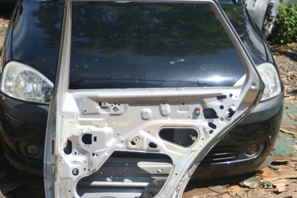 2000 MERCEDES C CLASS W202. DRIVER SIDE REAR DOOR SHELL IN SILVER - Image 4