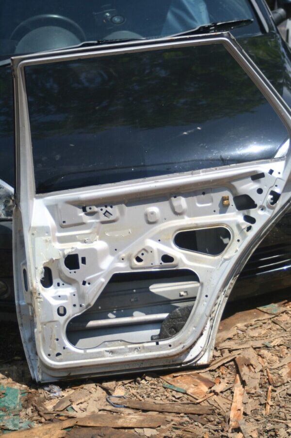 2000 MERCEDES C CLASS W202. DRIVER SIDE REAR DOOR SHELL IN SILVER - Image 5