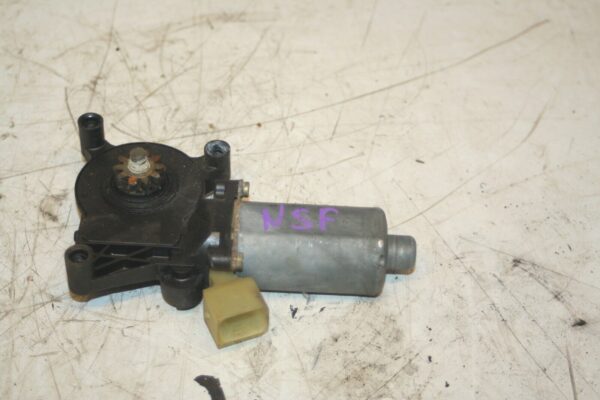 2000 MERCEDES C CLASS W202. PASSENGER SIDE FRONT WINDOW MOTOR