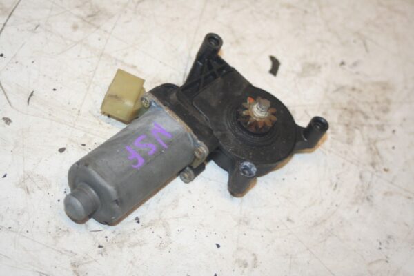 2000 MERCEDES C CLASS W202. PASSENGER SIDE FRONT WINDOW MOTOR - Image 2