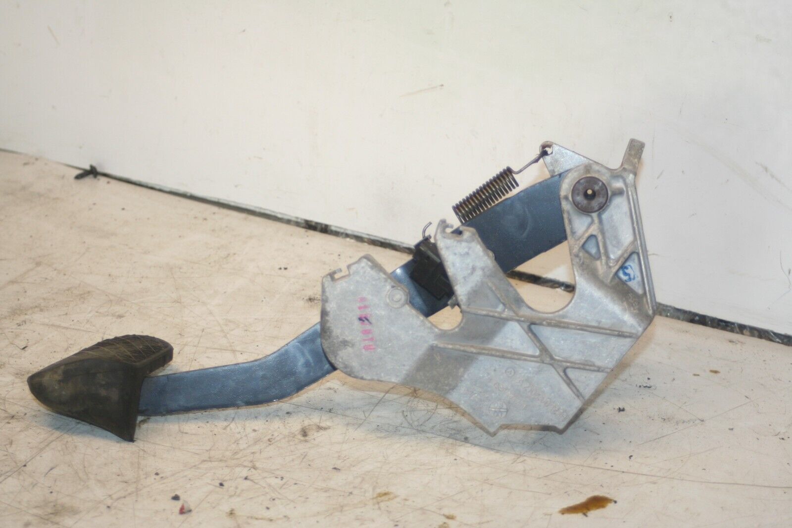 2000 MERCEDES C CLASS W202. BRAKE PEDAL - Image 4
