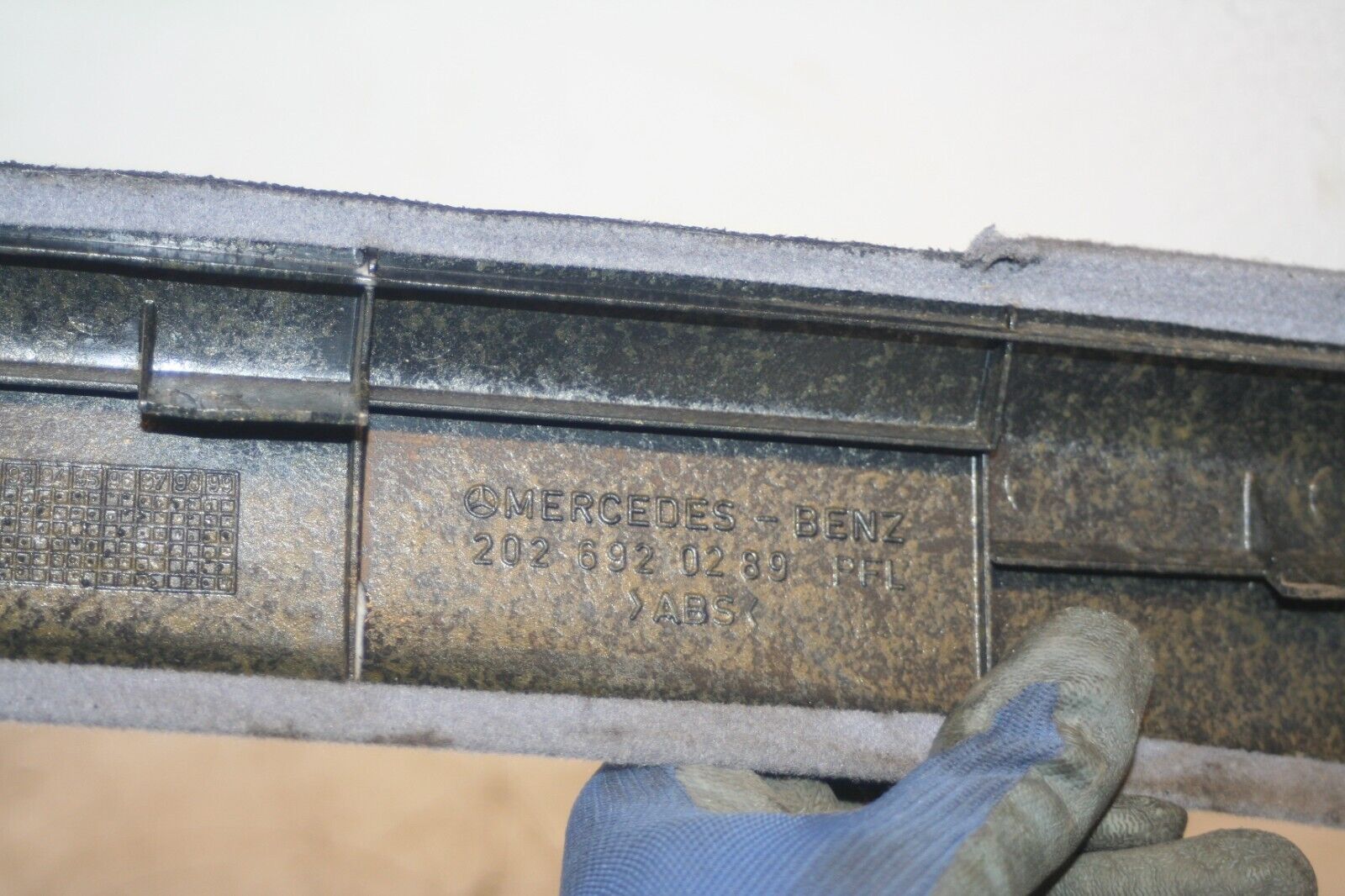 2000 MERCEDES C CLASS W202. DRIVER SIDE A PILLAR TRIM - Image 6