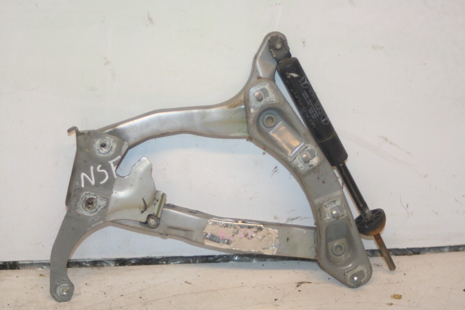 2000 MERCEDES C CLASS W202. BONNET HINGE