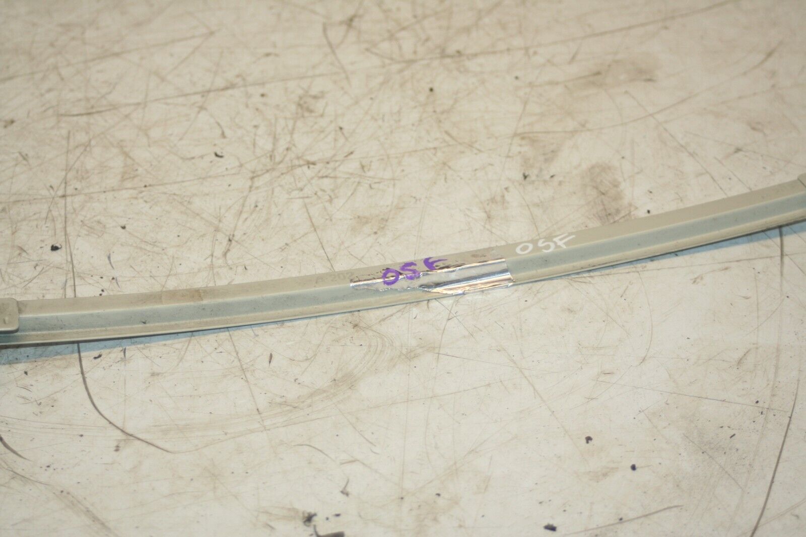 2000 MERCEDES C CLASS W202. DRIVER SIDE FRONT WINDOW RUNNER GUIDE