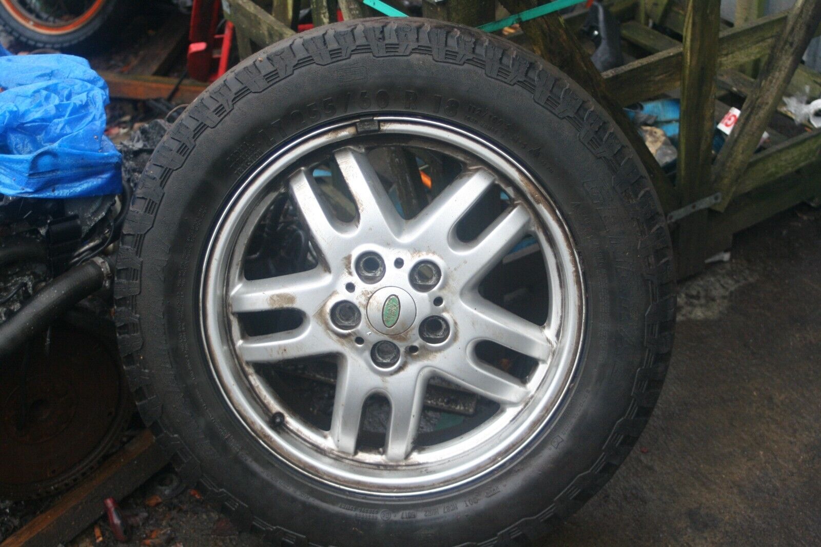 2001 LAND ROVER DISCOVERY 2 TD5. SET OF ALLOY WHEELS BAD TYRES