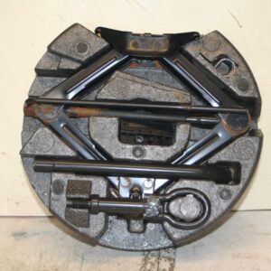 (69) 2014 FORD FOCUS MK3 1.0 ECOBOOST. EMERGENCY TOOLS