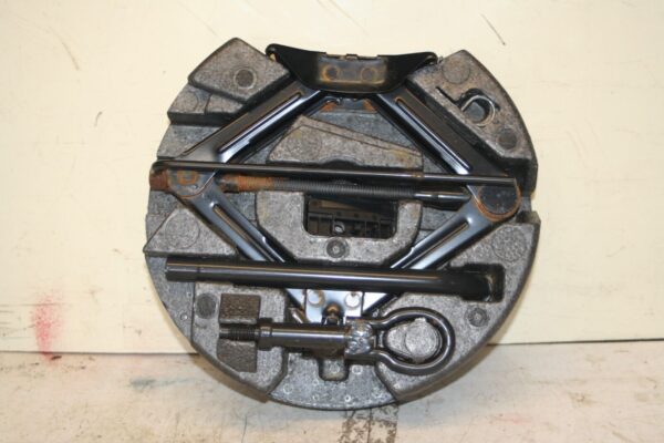 (69) 2014 FORD FOCUS MK3 1.0 ECOBOOST. EMERGENCY TOOLS