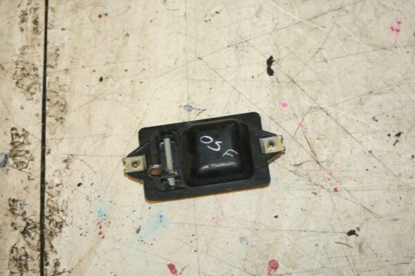 1988 BMW 525 E28. OFF SIDE FRONT INTERNAL DOOR HANDLE - Image 2
