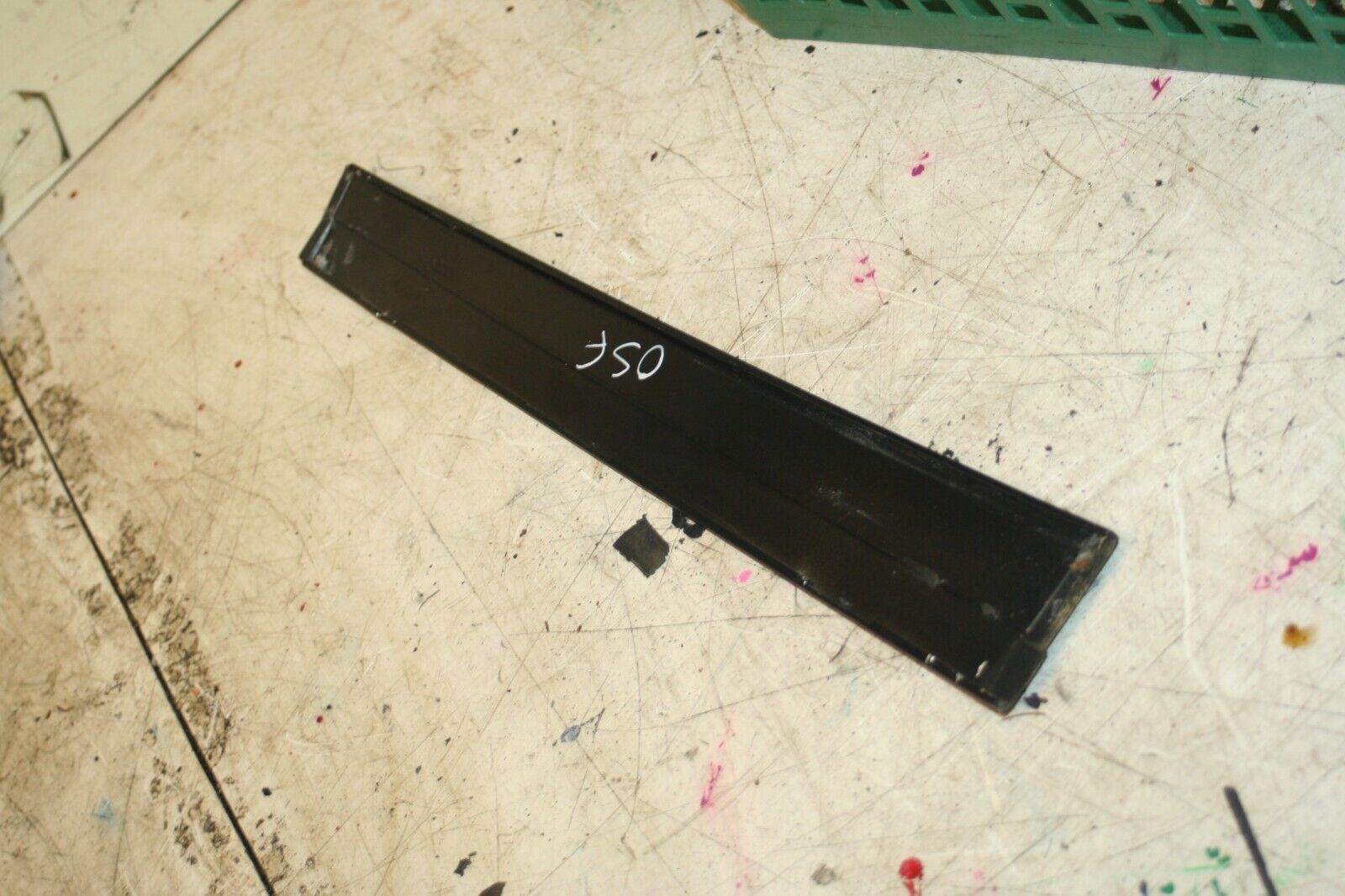 1988 BMW 525 E28. OFF SIDE FRONT DOOR WINDOW TRIM GLASS PILLAR - Image 2