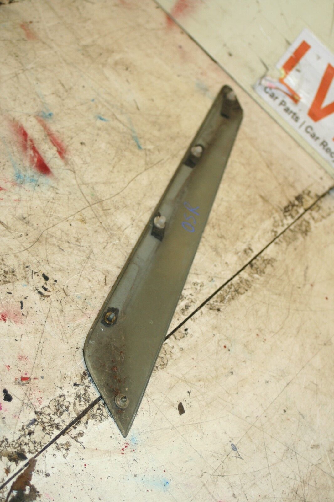 1988 BMW 525 E28. OFF SIDE REAR WING OUTER TRIM - Image 2