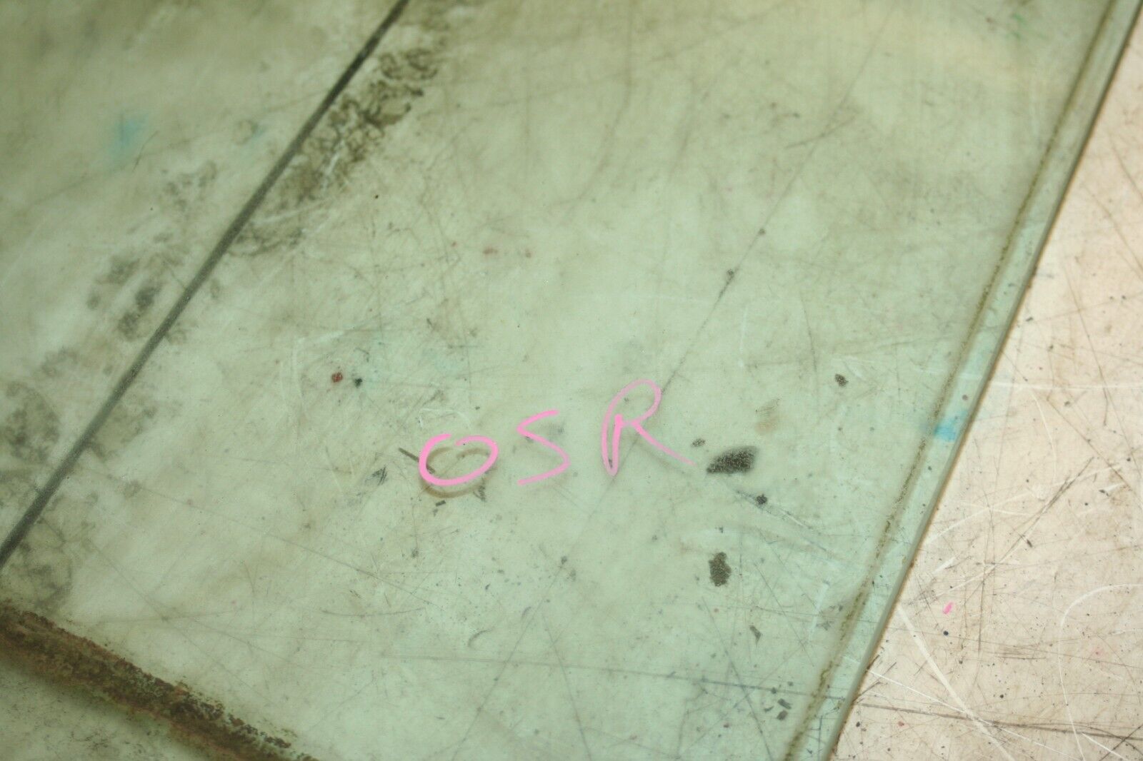 1988 BMW 525 E28. OFF SIDE REAR WINDOW GLASS - Image 2