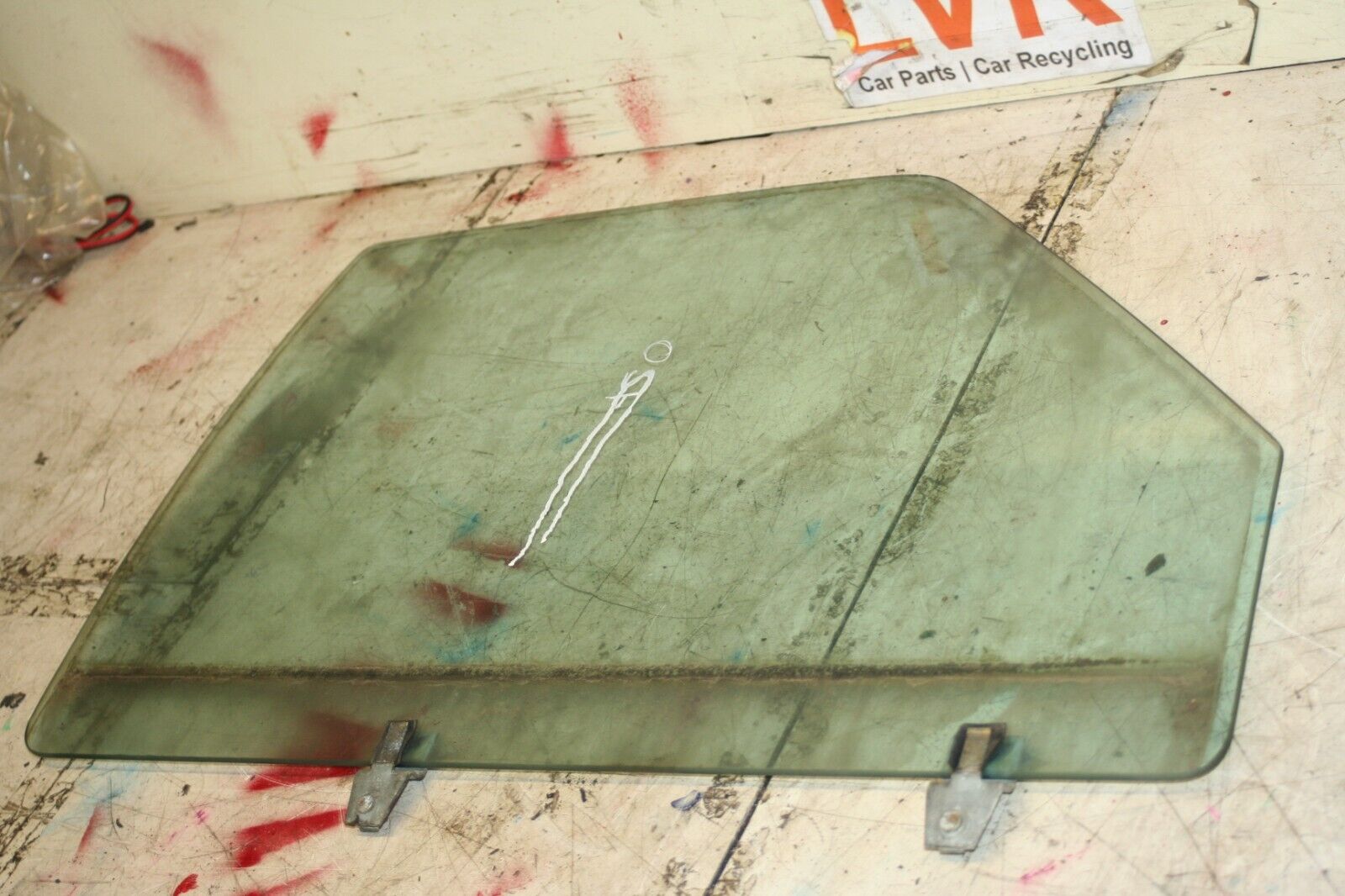 1988 BMW 525 E28. OFF SIDE FRONT WINDOW GLASS