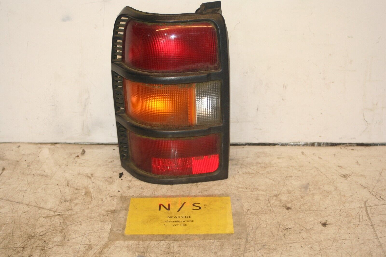 1994 MITSUBISHI PAJERO SHOGUN. PASSENGER SIDE REAR LIGHT UNIT